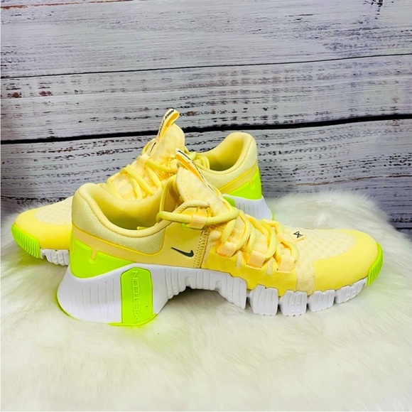 New Women’s Nike Free Metcon 5 athletic shoes - Picture 2 of 10